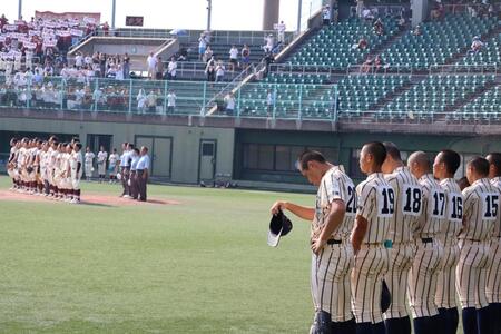 校歌を歌う生野ナインを整列して見つめる東大阪大柏原ナイン