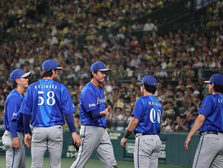 ５回途中で降板する藤浪に対し、スタンドから拍手が送られた（撮影・田中太一）