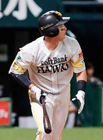 １回、栗原が左越えに適時二塁打を放つ