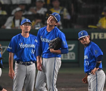 ５回途中で相川監督（左）から交代を告げられ、残念がる藤浪（撮影・飯室逸平）