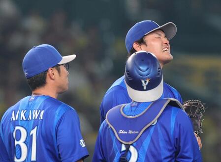 ５回、降板が告げられ悔しがる藤浪。左は相川監督（撮影・立川洋一郎）