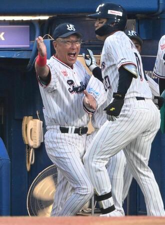 ２回、３ランを放った赤羽（右）を迎える池山監督