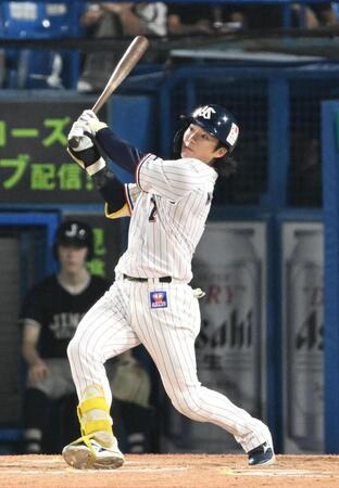 ６回、長岡が右越え３ランを放つ