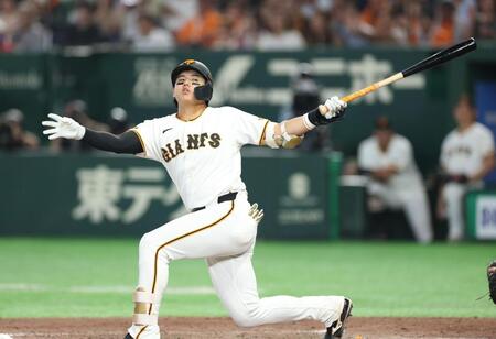 ６回、空振り三振に倒れる石塚（撮影・金田祐二）