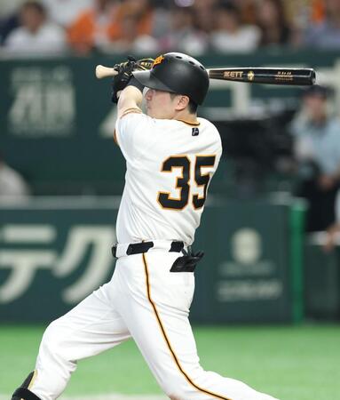 １回、先制の左犠飛を放つ泉口（撮影・金田祐二）