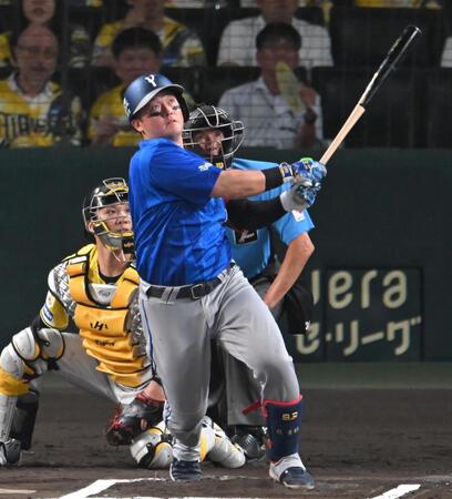 ６回、勝ち越しの１６号ソロを放つ牧（撮影・飯室逸平）