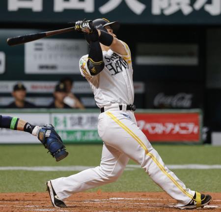 　２回ソフトバンク１死一塁、近藤が右中間に２ランを放つ＝みずほペイペイドーム