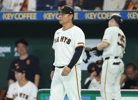 厳しい表情で選手高交代を告げる橋上監督代行（撮影・金田祐二）