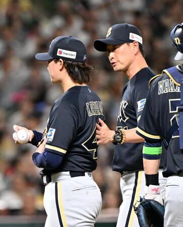 １回、栗原に左越え勝ち越し適時二塁打を喫した片山（左）を、マウンドから降ろす岸田監督