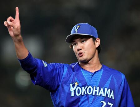 ５回のマウンドへ向かう藤浪（撮影・田中太一）