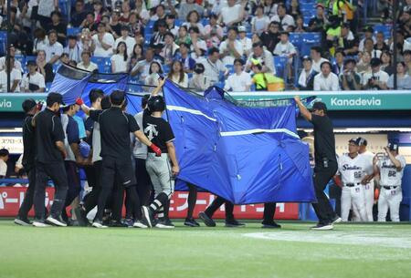 ３回、自打球を顔に当て、スタッフらに運び出される中村悠