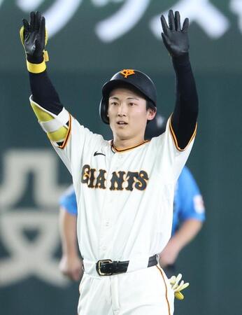 １回、二塁打を放ち、ポーズをとる浦田