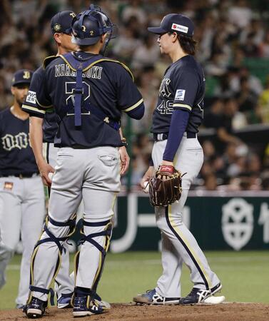 　１回途中、連打を許し降板する片山（右）