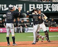 ５回、右越えへ勝ち越しソロを放ち、タッチで迎えられる杉沢（右）