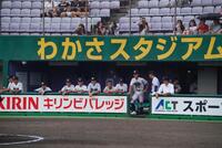 ベンチで試合を見つめる龍谷大平安ナイン