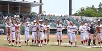 崇徳に競り勝ち、喜ぶ広陵ナイン（撮影・北村雅宏）