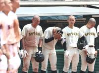 広陵に敗れ、悲しむ崇徳・徳丸凜空（中央）＝撮影・北村雅宏