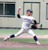 完投した大商大高・浅岡慧（撮影・中野裕美子）