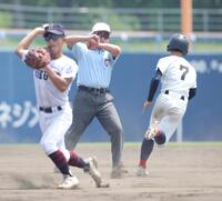 ２回、精華・岩本蒼依の内野ゴロで一走吉田煌稀（７）と精華・広地斗希が交錯、守備妨害となる（撮影・坂部計介）