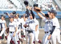 精華に勝利し、スタンドの声援に応える関大北陽ナイン（撮影・坂部計介）