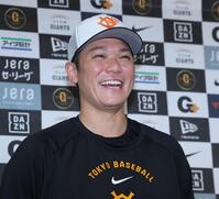 オールスターに選出され笑顔の坂本（撮影・金田祐二）