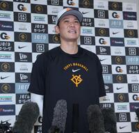 オールスターに選出され笑顔の坂本（撮影・金田祐二）