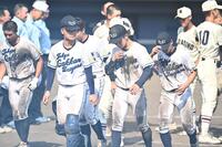 準々決勝で敗れ引き揚げる東京学館浦安ナイン（撮影・開出牧）