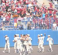 応援団の祝福を受け抱き合って喜ぶ習志野ナイン（撮影・開出牧）