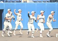 準決勝進出を決めガッツポーズの習志野ナイン（撮影・開出牧）