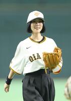 ファーストピッチセレモニーを務めるＭＥＧＵＭＩ（撮影・金田祐二）