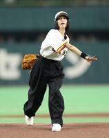 ファーストピッチセレモニーを務めるＭＥＧＵＭＩ（撮影・金田祐二）