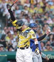 １回、空振り三振に倒れる佐藤輝（撮影・立川洋一郎）
