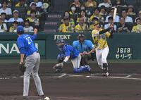 １回、藤浪の前に空振り三振に倒れる大山（撮影・飯室逸平）
