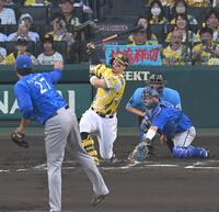 １回、藤浪の前に空振り三振に倒れる佐藤輝（撮影・飯室逸平）