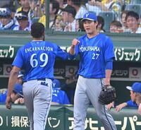 １回、先制二塁打を放ったエンカーナシオン（６９）とタッチを交わす藤浪（撮影・飯室逸平）