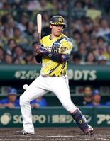 ３回、死球を受ける大山（撮影・立川洋一郎）