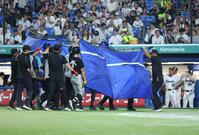 ３回、自打球を顔に当て、スタッフらに運び出される中村悠