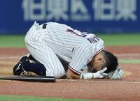 ３回、自打球を顔に当て倒れ込んだ中村悠