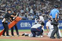 ３回、自打球を顔に当て倒れ込んだ中村悠
