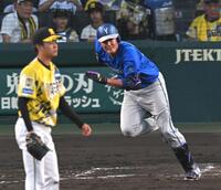 ３回、内野安打を放つ藤浪（撮影・飯室逸平）