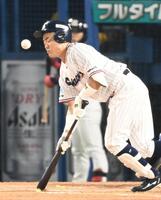 ３回、顔に自打球を当てる中村悠