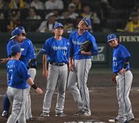 ５回途中で相川監督から交代を告げられる藤浪（撮影・飯室逸平）