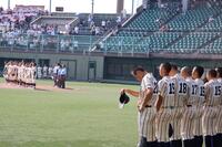 校歌を歌う生野ナインを整列して見つめる東大阪大柏原ナイン