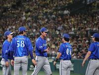 ５回途中で降板する藤浪に対し、スタンドから拍手が送られた（撮影・田中太一）