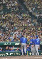 ５回、途中降板となりスタンドからの拍手の中、ベンチへ引き揚げる藤浪（２７）＝撮影・立川洋一郎