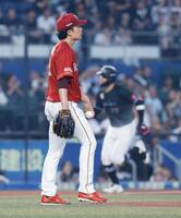 ２回、ロッテのソト（右）に３ランを浴びた楽天・早川