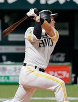 １回、栗原が左越えに適時二塁打を放つ