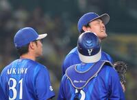 ５回、降板が告げられ悔しがる藤浪。左は相川監督（撮影・立川洋一郎）