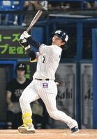 ６回、長岡が右越え３ランを放つ