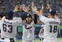 ６回、３ランを放ち奥川（右）らナインに迎えられる長岡
